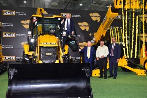 ब्रिटेन के प्रधानमंत्री गुजरात के जेसीबी प्लांट में बुलडोजर पर चढ़े